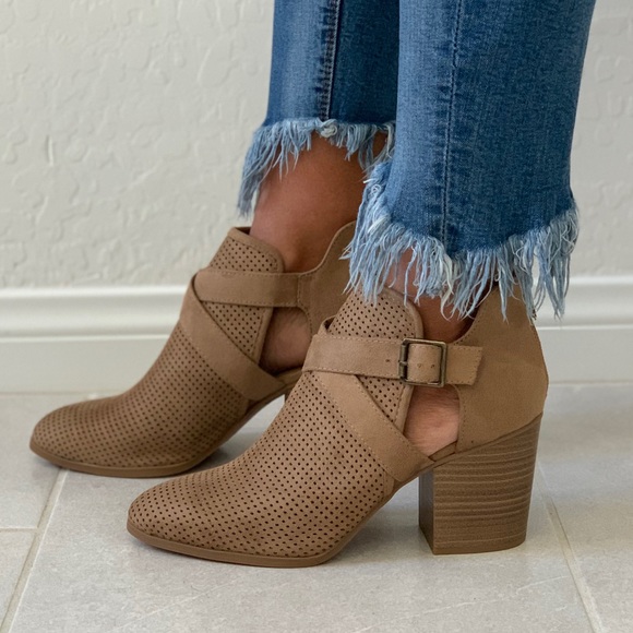 NIB Chic Perforated Buckle High Block Heel Booties - Picture 6 of 8